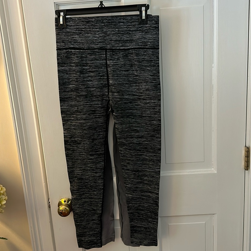 Black/grey workout leggings.